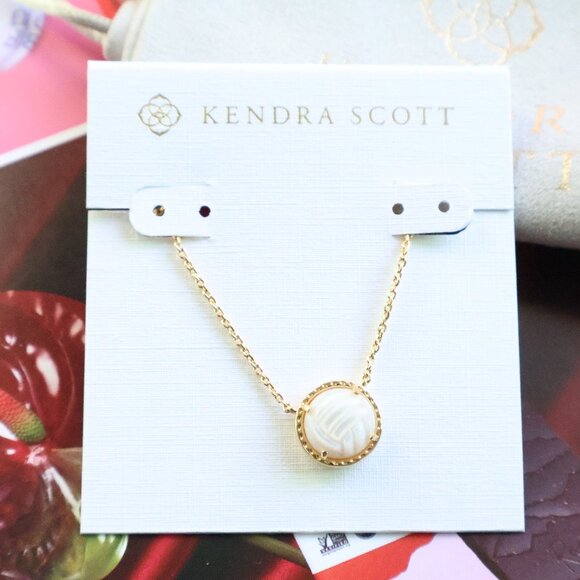 💕 Kendra Scott Volleyball White Mother-of-Pearl Necklace Gold - Picture 1 of 2
